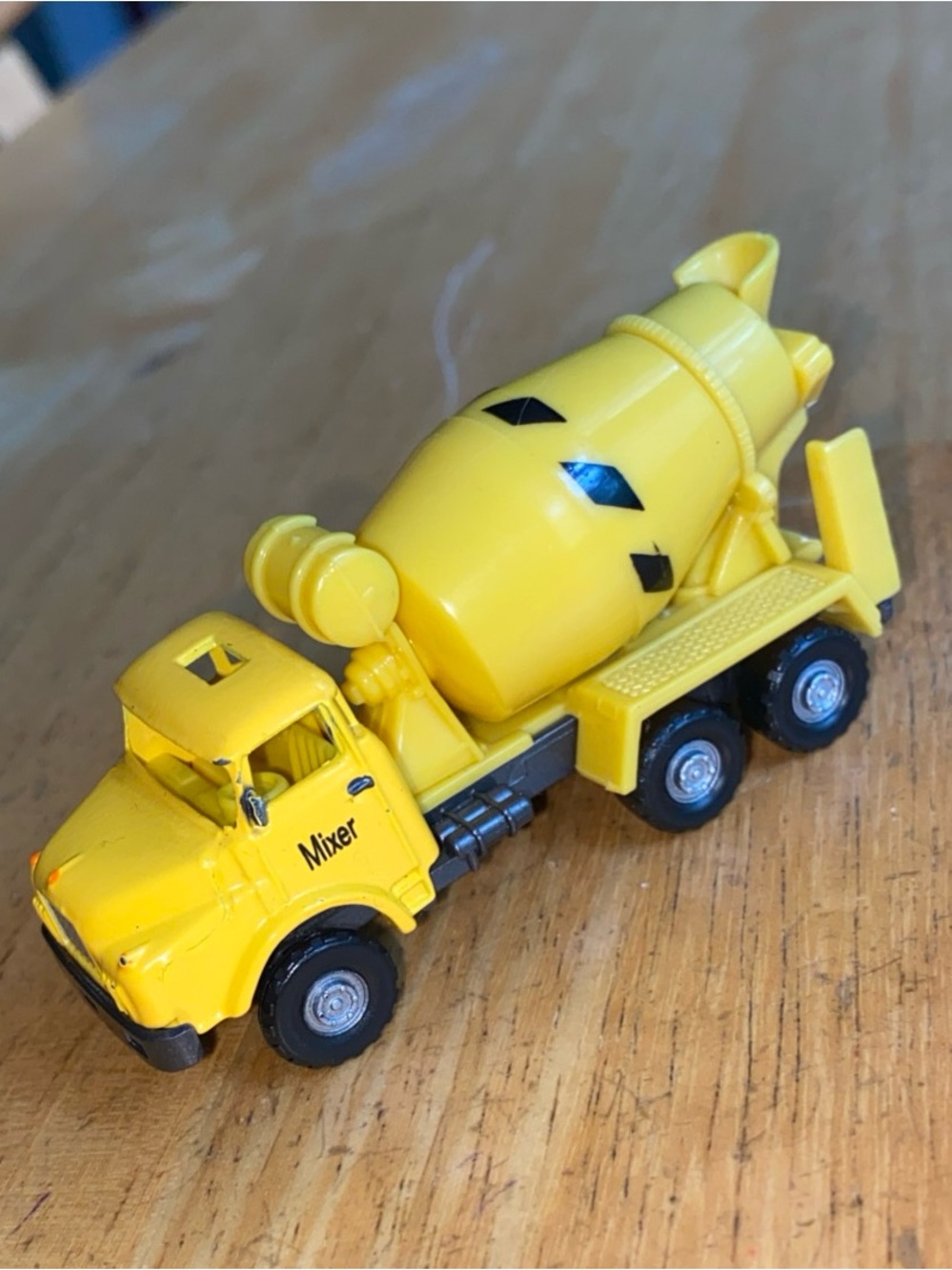 1998 Smart Toys 20537 HO Yellow Cement Mixer Collectible Series 3” with defect